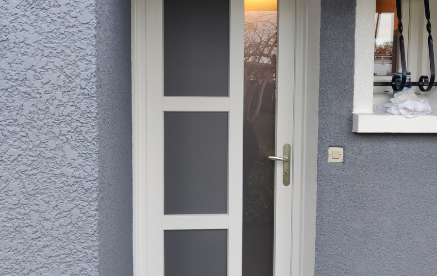 Home Garde Protection installe votre future porte d'entrée PVC à Paris 5