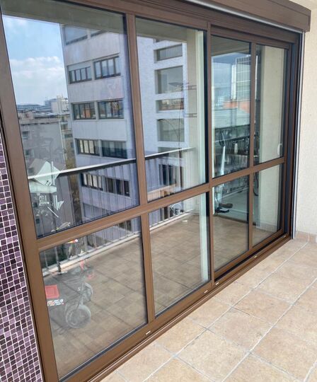 Baie vitrée à Paris : apportez de la lumière naturelle à votre intérieur parisien