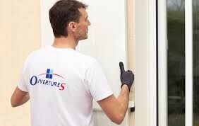 Une porte d’appartement sécurisée et élégante avec votre menuisier à Paris 4